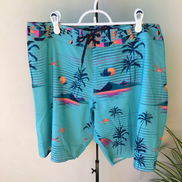 Billabong Men's shorts Size 36 EUC Aqua Blue with Island print - Picture 4 of 16
